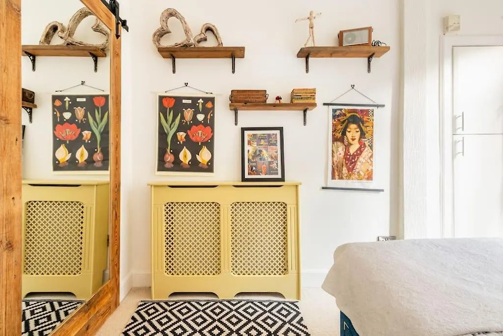 Holyrood Park: Lush & Arty 2 Double Bed Flat Apartment Edinburgh 0*,  United Kingdom