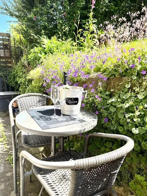 Holyrood Park: Lush & Arty 2 Double Bed Flat Apartment Edinburgh United Kingdom