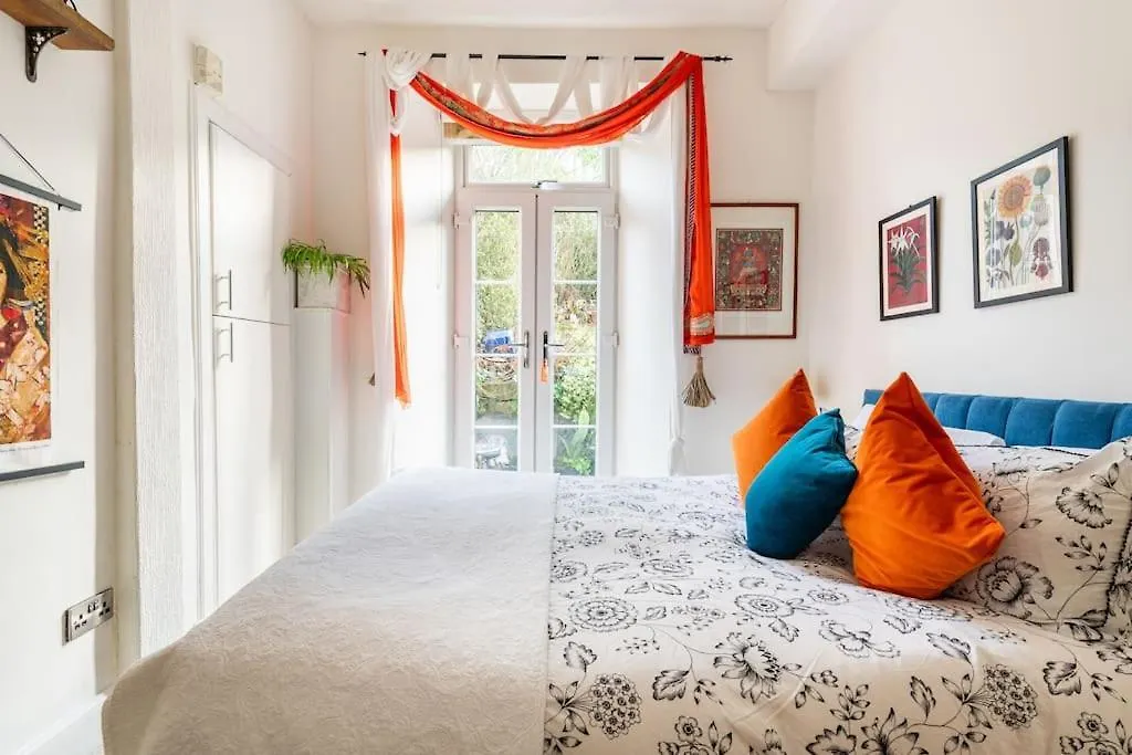 Holyrood Park: Lush & Arty 2 Double Bed Flat Apartment Edinburgh