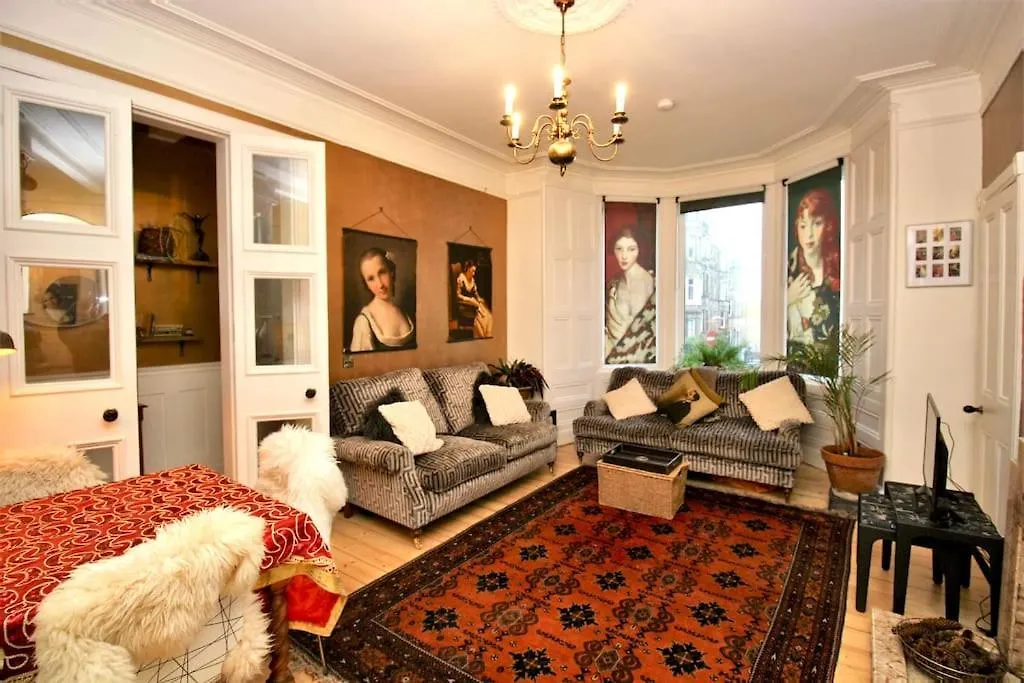 Holyrood Park: Lush & Arty 2 Double Bed Flat Apartment Edinburgh