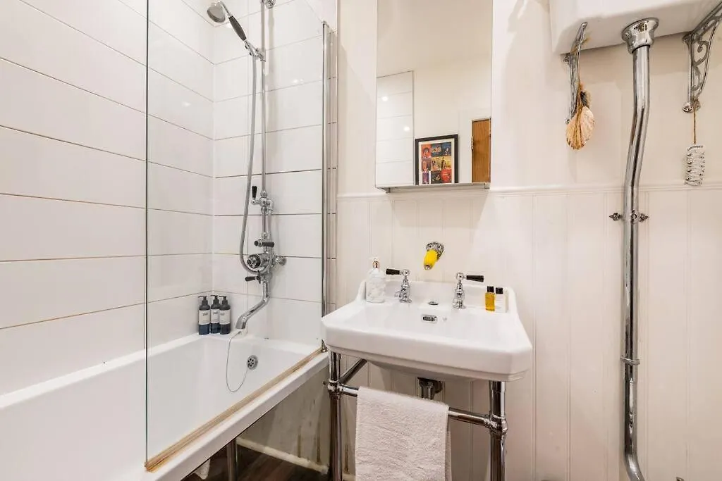 Holyrood Park: Lush & Arty 2 Double Bed Flat Apartment Edinburgh