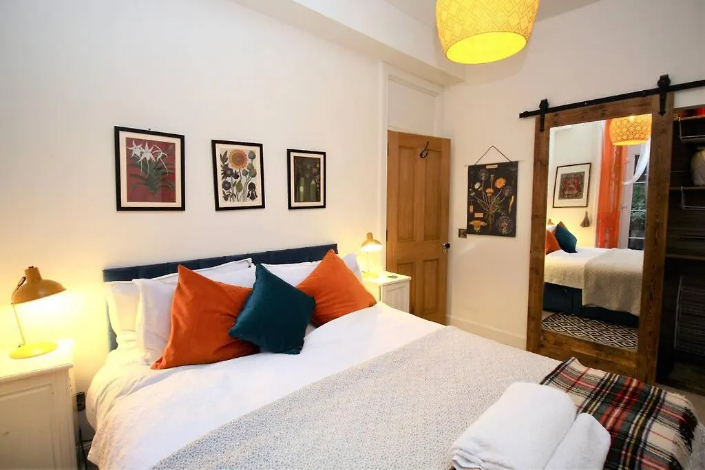 Holyrood Park: Lush & Arty 2 Double Bed Flat Apartment Edinburgh 0*,  United Kingdom