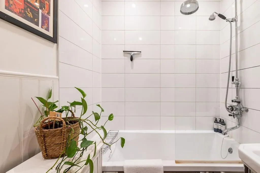 Holyrood Park: Lush & Arty 2 Double Bed Flat Apartment Edinburgh