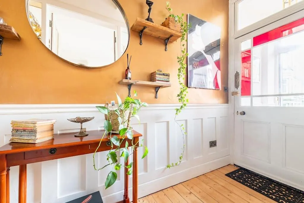 Holyrood Park: Lush & Arty 2 Double Bed Flat Apartment Edinburgh
