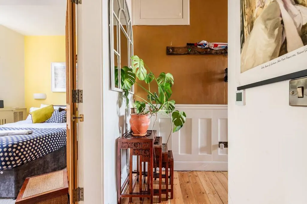 Holyrood Park: Lush & Arty 2 Double Bed Flat Apartment Edinburgh