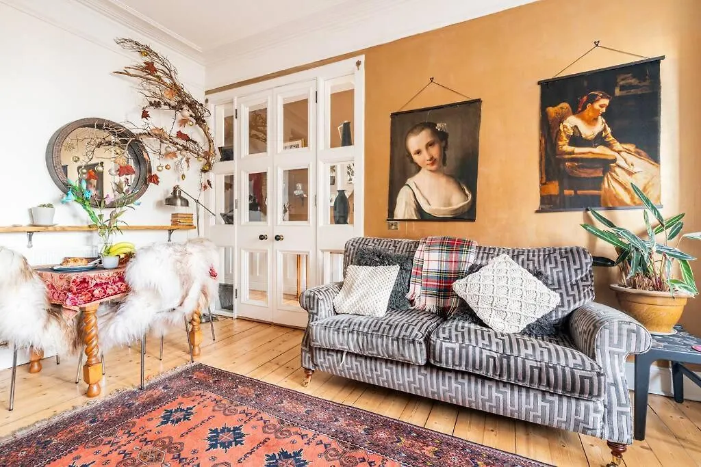 Holyrood Park: Lush & Arty 2 Double Bed Flat Apartment Edinburgh United Kingdom