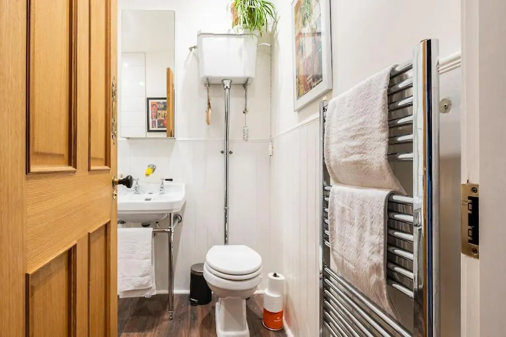 Holyrood Park: Lush & Arty 2 Double Bed Flat Apartment Edinburgh
