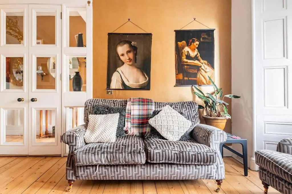 Holyrood Park: Lush & Arty 2 Double Bed Flat Apartment Edinburgh