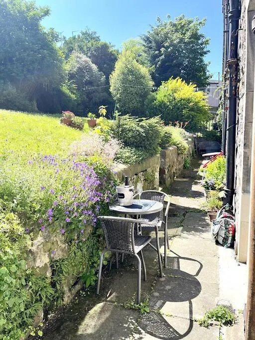 Holyrood Park: Lush & Arty 2 Double Bed Flat Apartment Edinburgh