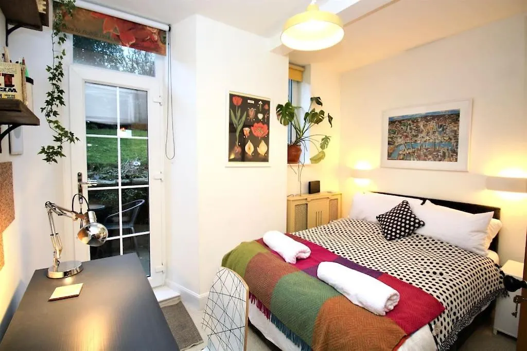 Holyrood Park: Lush & Arty 2 Double Bed Flat Apartment Edinburgh United Kingdom