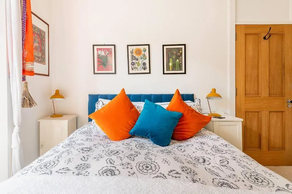 Holyrood Park: Lush & Arty 2 Double Bed Flat Apartment Edinburgh
