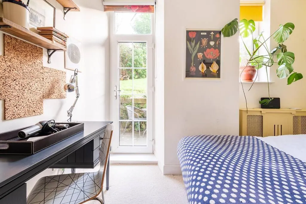 Holyrood Park: Lush & Arty 2 Double Bed Flat Apartment Edinburgh United Kingdom