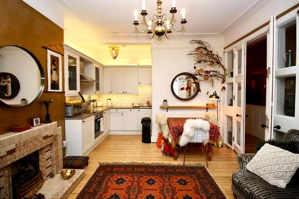 Holyrood Park: Lush & Arty 2 Double Bed Flat Apartment Edinburgh