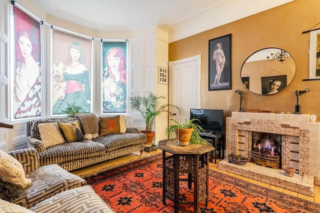 Holyrood Park: Lush & Arty 2 Double Bed Flat Apartment Edinburgh