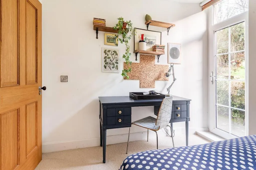 Holyrood Park: Lush & Arty 2 Double Bed Flat Apartment Edinburgh
