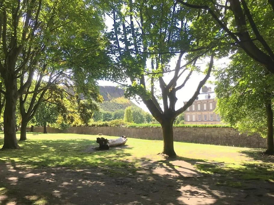 Holyrood Park: Lush & Arty 2 Double Bed Flat Apartment Edinburgh