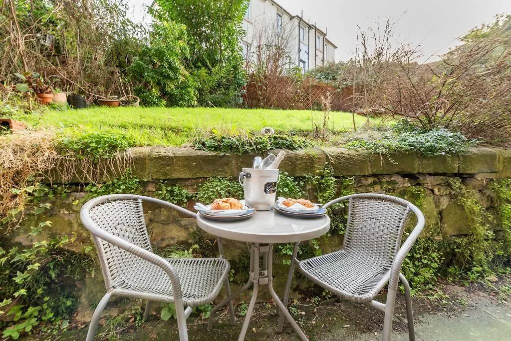 Holyrood Park: Lush & Arty 2 Double Bed Flat Apartment Edinburgh