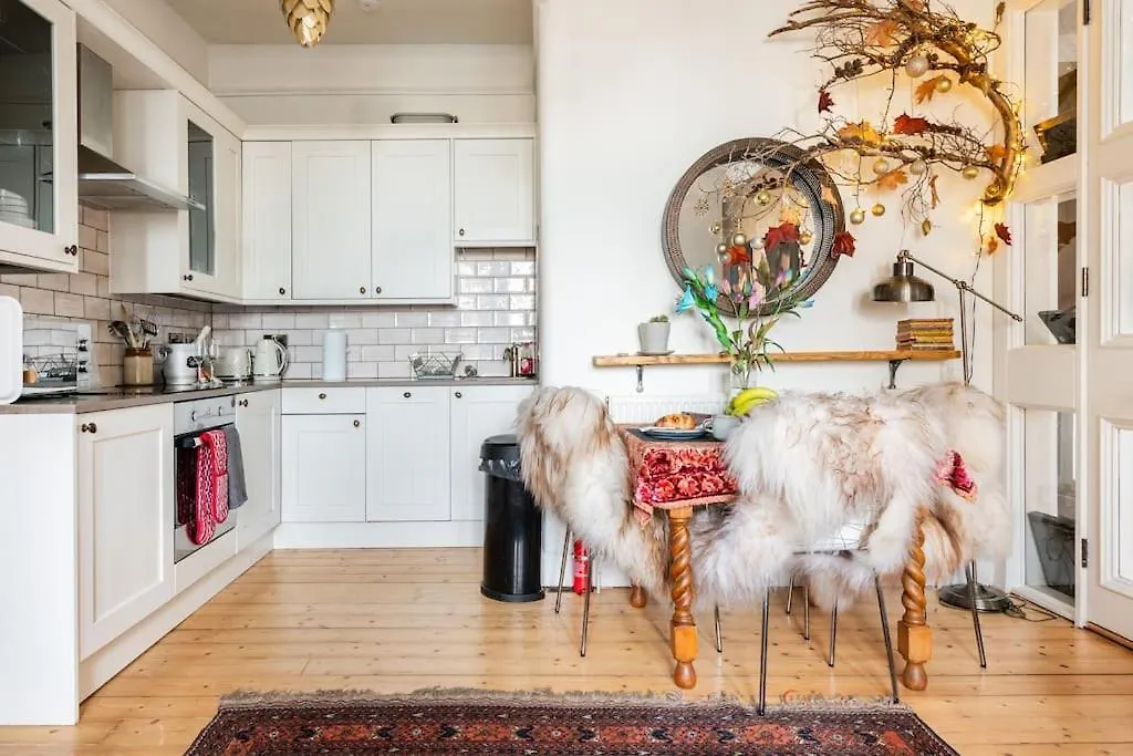 Holyrood Park: Lush & Arty 2 Double Bed Flat Apartment Edinburgh