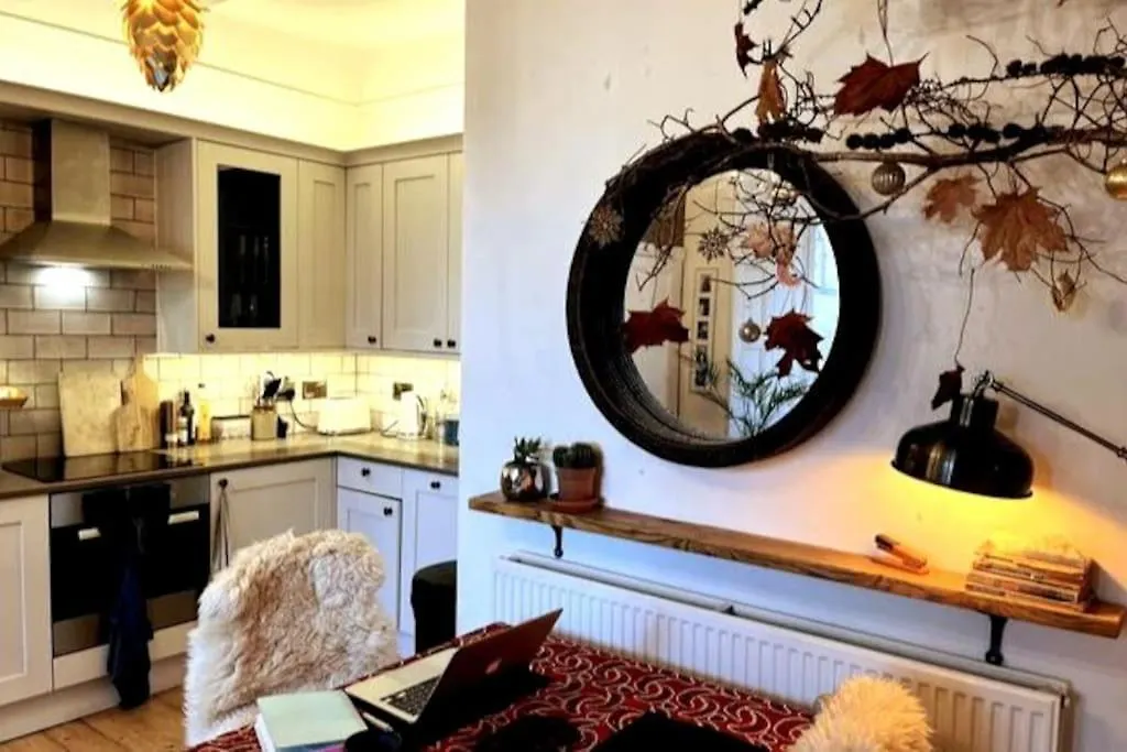 Holyrood Park: Lush & Arty 2 Double Bed Flat Apartment Edinburgh