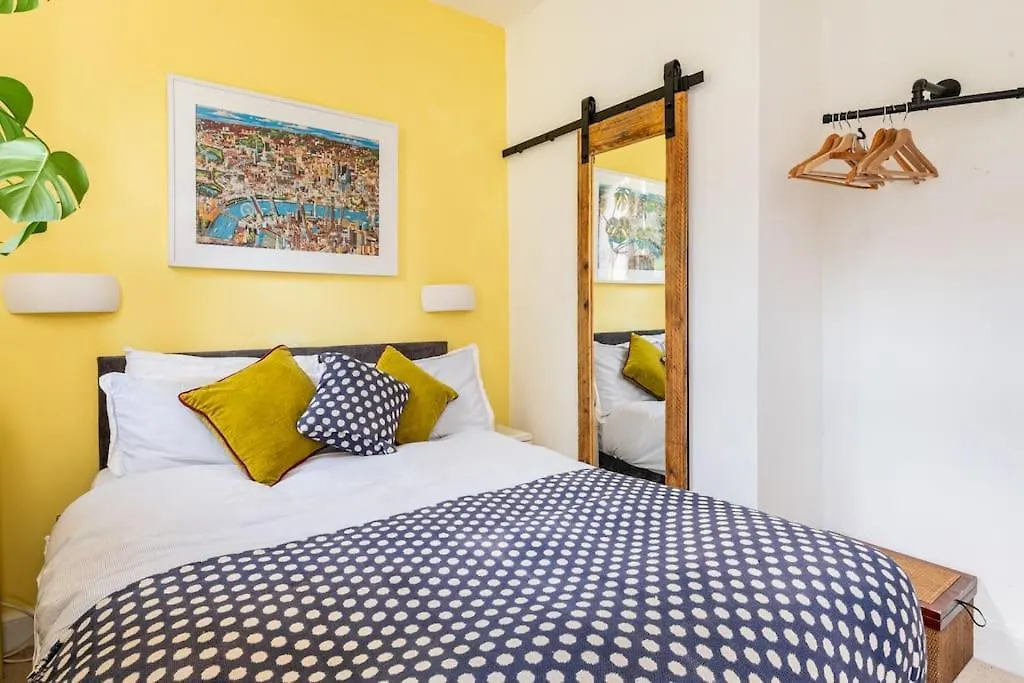Holyrood Park: Lush & Arty 2 Double Bed Flat Apartment Edinburgh