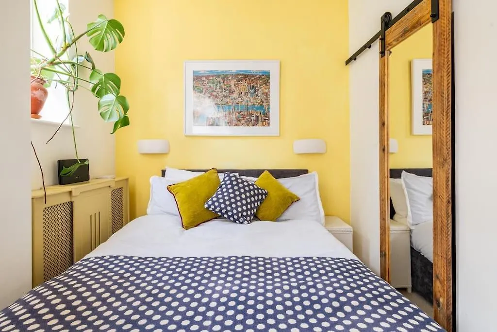 Holyrood Park: Lush & Arty 2 Double Bed Flat Apartment Edinburgh
